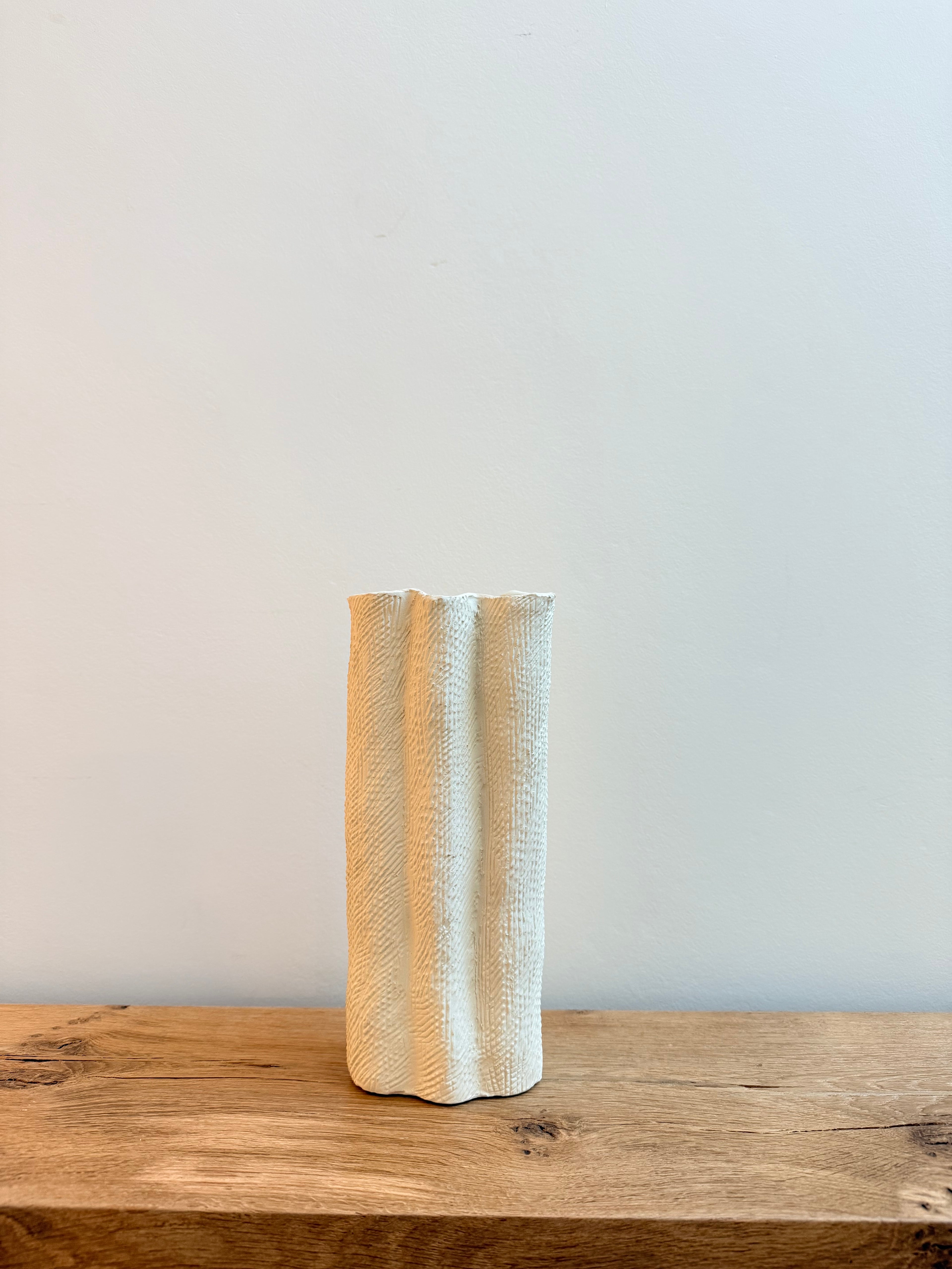 Witte vaas met reliëf