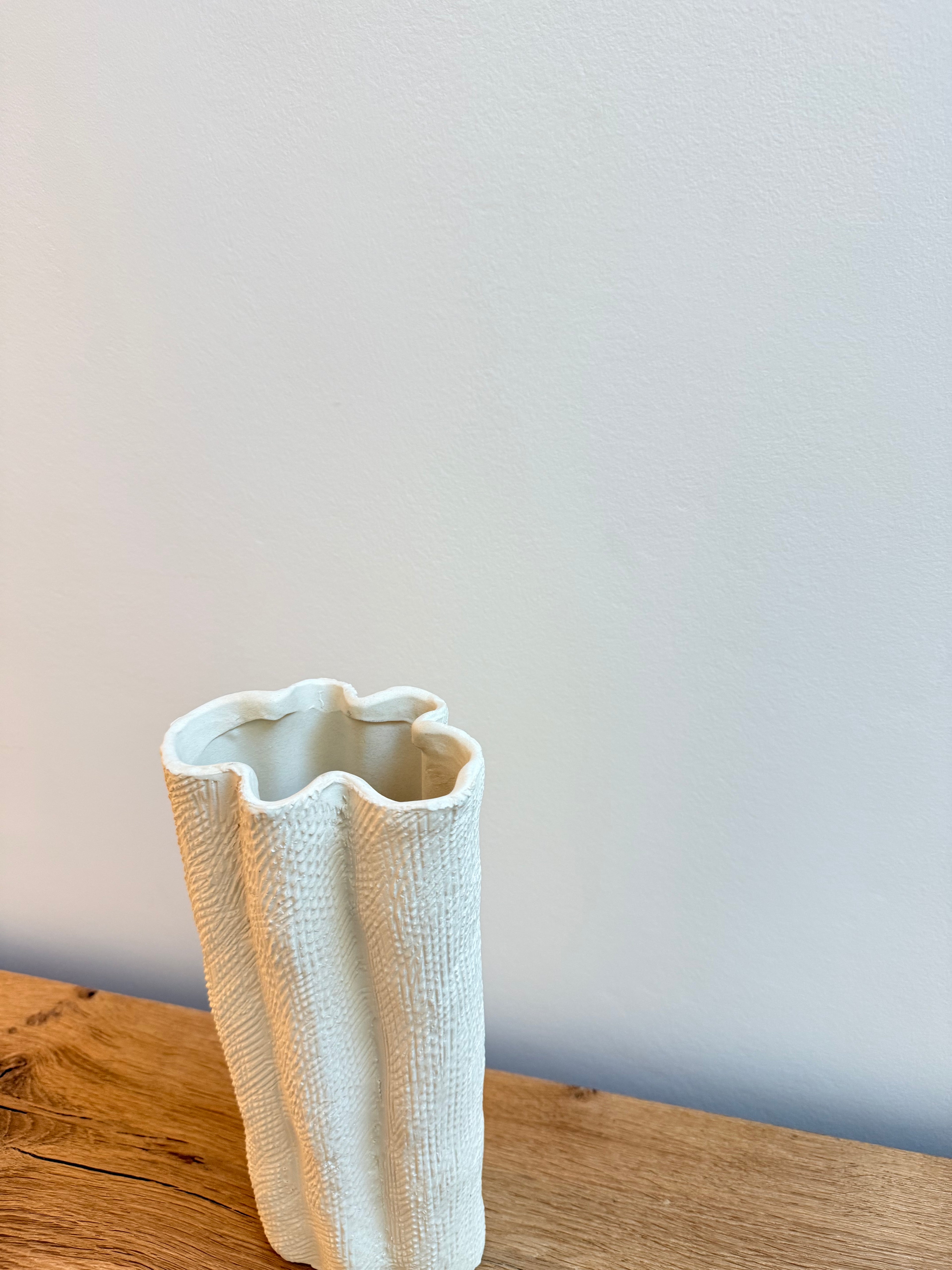 Witte vaas met reliëf