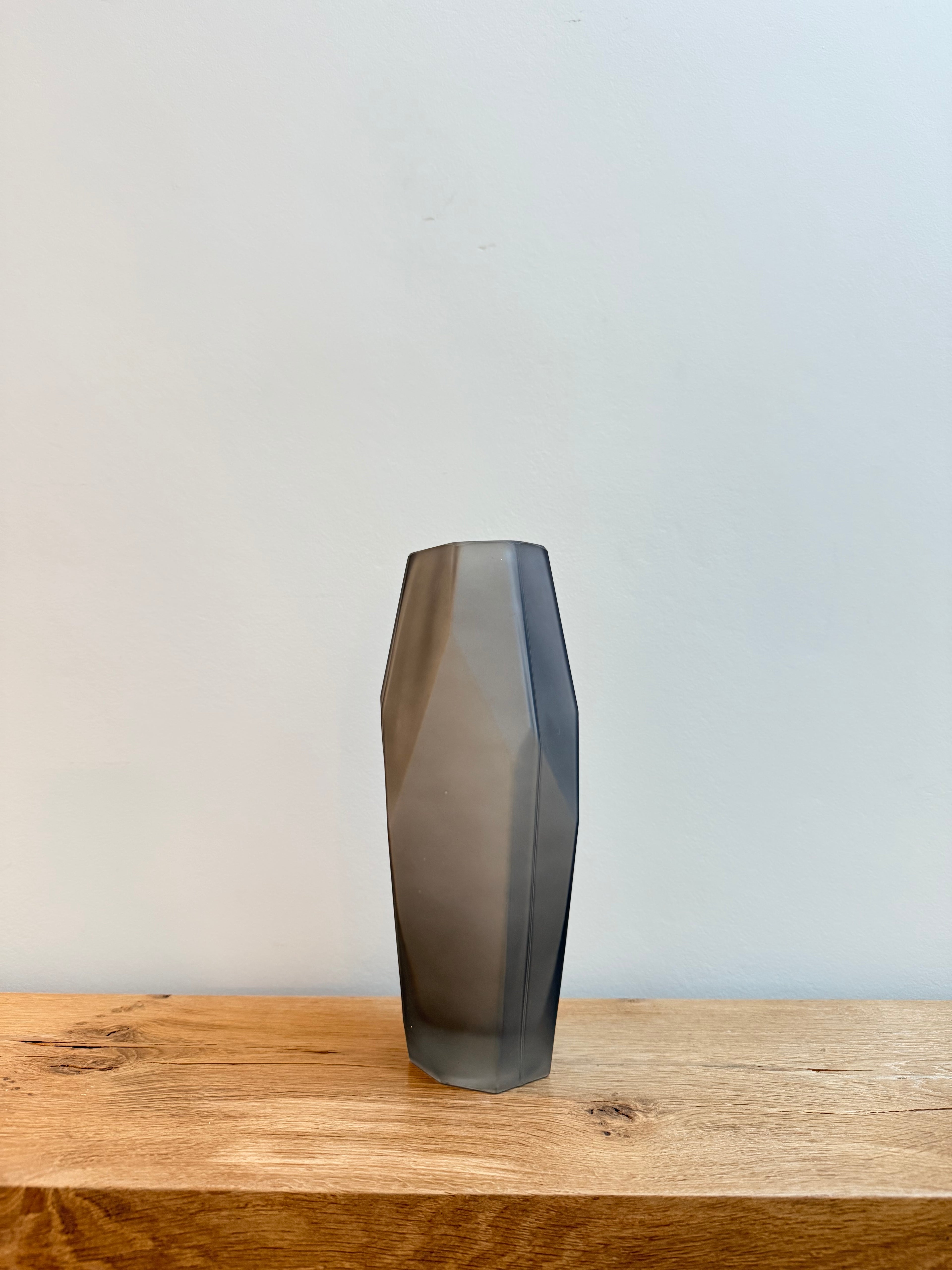 Vaas in rookglas (donkergrijs)