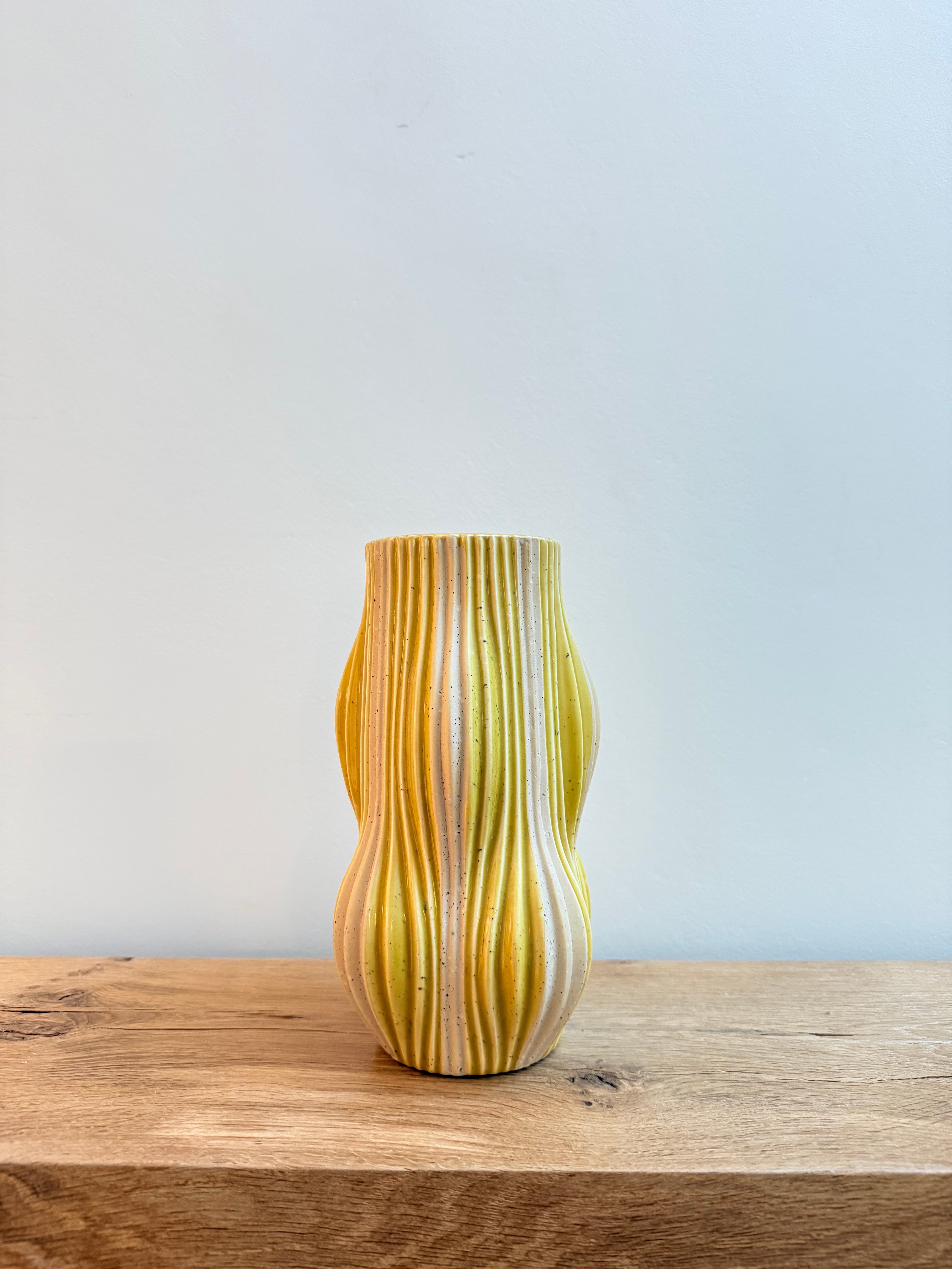 Okergele/witte vaas