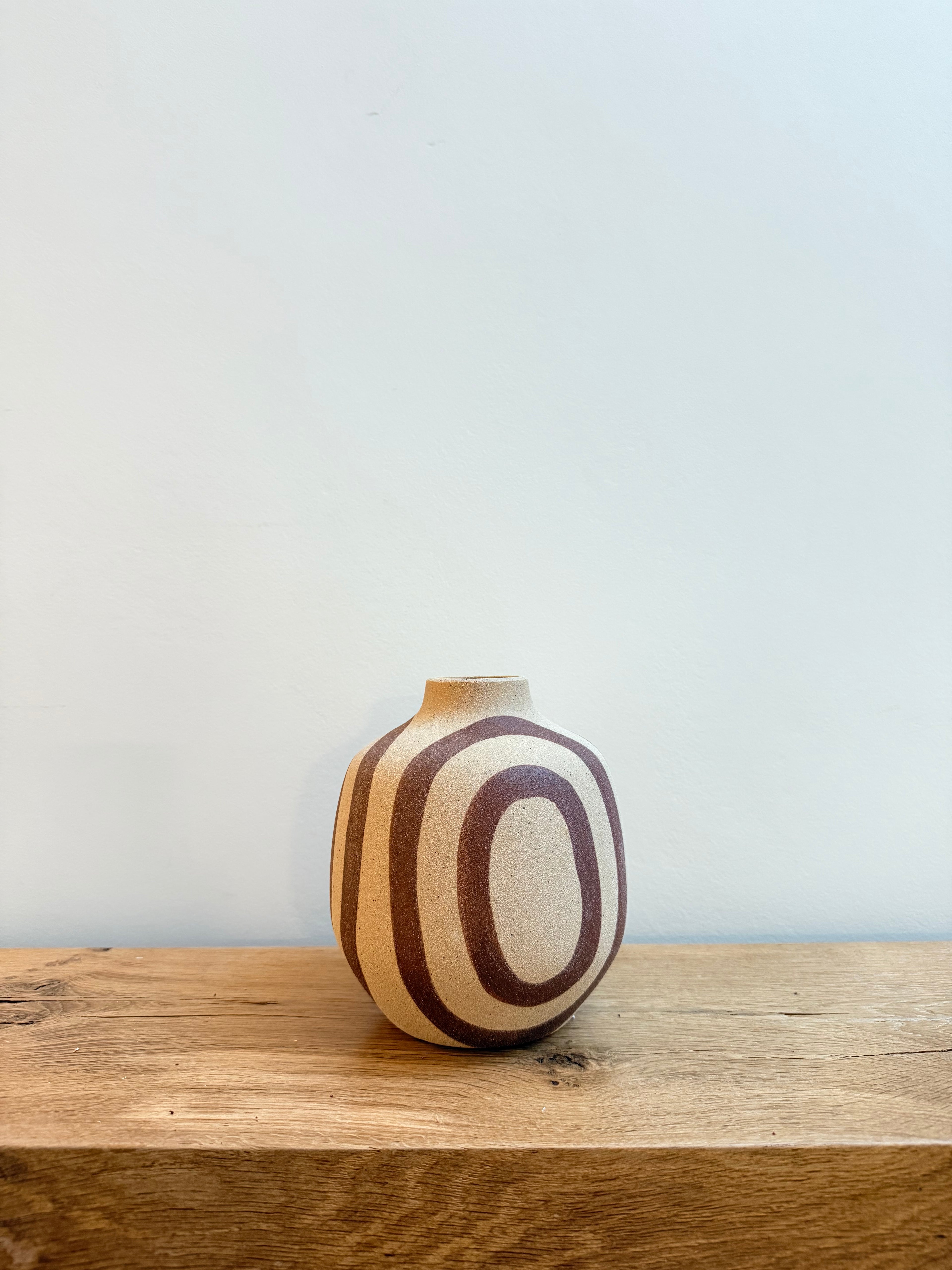 Rond, klein vaasje met leuk detail